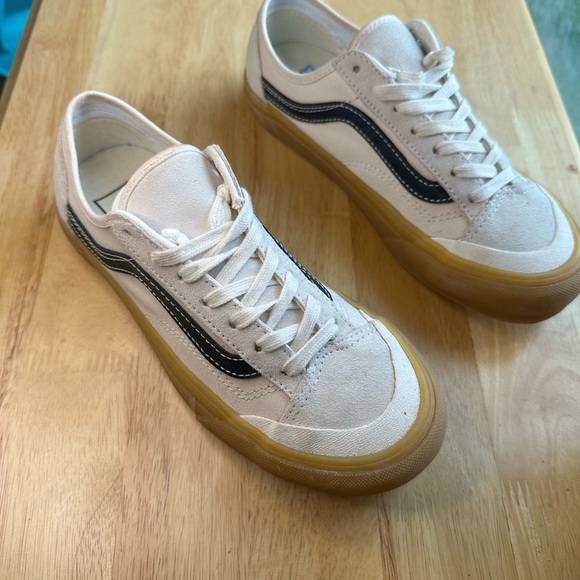 Vans Black and White Sneakers Retro-Inspired Style - Picture 2 of 9